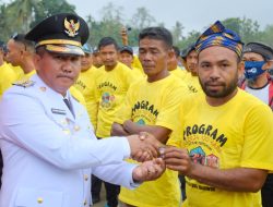 Bupati Mubar La Ode Darwin Serahkan Bantuan Pertanian dan Peternakan di Hari Peringatan Kemerdekaan RI