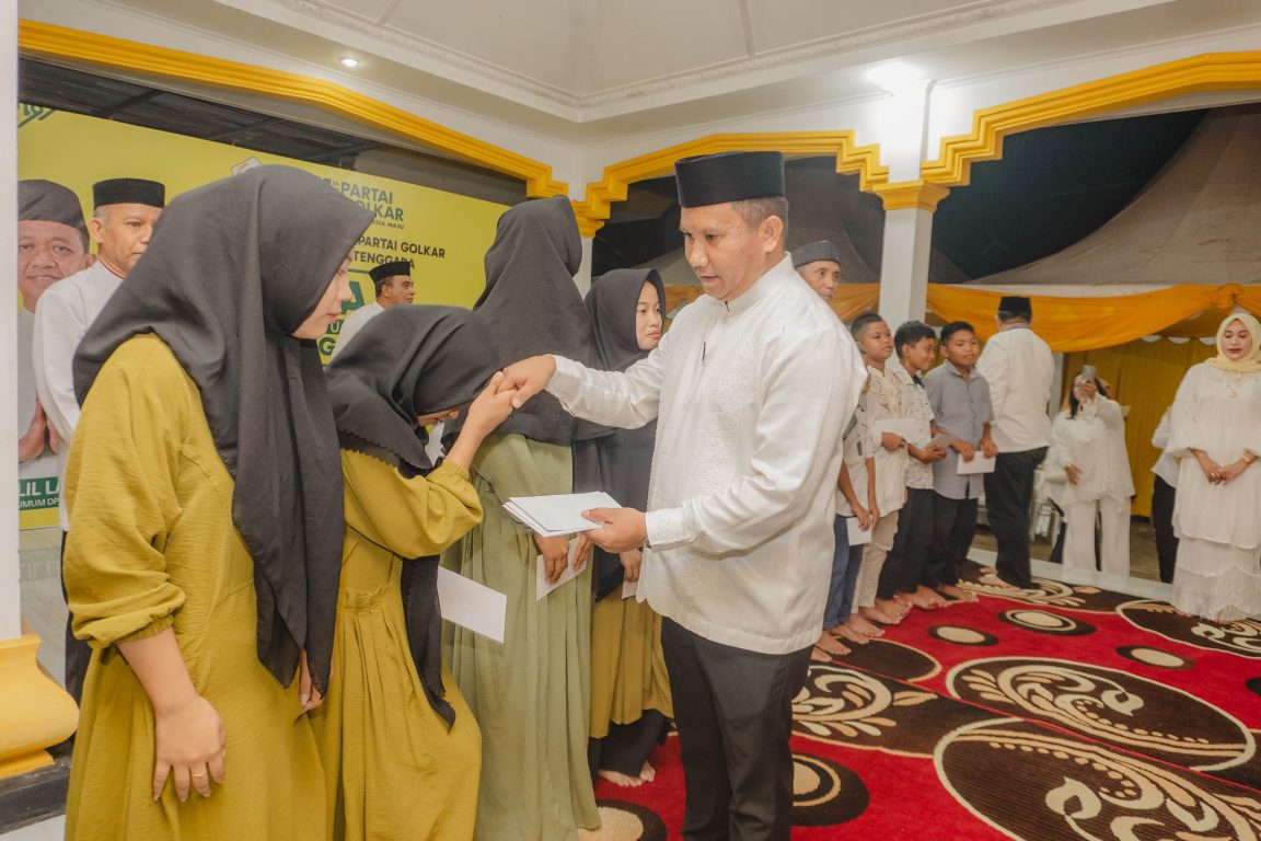 Ketua Partai Golkar Sultra, La Ode Darwin menyerahkan santunan kepada anak panti asuhan yang diundang datang di acara puncak perayaan HUT ke-61 Partai Golkar, di Kantor DPD Golkar Sultra, Jumat malam (6/12/2025). (FOTO:ISTIMEWA)